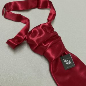 Cravate-de-mariage-Verneuil-rouge-satin-pre-noue-300x102-LDM-Createur-fr