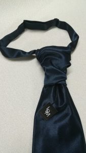 cravate-bleu-marine-mariage-costume-homme-versailles-300x105-LDM-Createur-fr