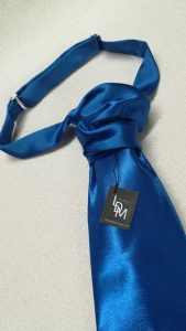 Cravate-de-mariage-bleu-costume-homme-elegant-millau-marie-300x108-LDM-Createur-fr