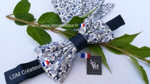 Noeud-papillon-liberty-fleuri-bleu-marine-ciel-mariage-cérémonie-Gien-LDM-Créateur-ldmcreateur
